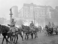 Конная артиллерия Красной армии проходит у стен Вавеля в Кракове, январь 1945 года Конная артиллерия Красной армии проходит у стен Вавеля в Кракове, январь 1945 года