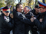 Казахстанская полиция задерживает протестующих в Алматы, Казахстан Казахстанская полиция задерживает протестующих в Алматы, Казахстан