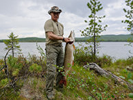 Владимир Путин во время рыбалки в Красноярском крае Владимир Путин во время рыбалки в Красноярском крае