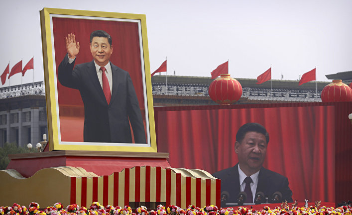 Портреты председателя КНР Си Цзиньпина во время парада к 70-летию образования Китая в Пекине
