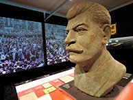Бюст И. В. Сталина в выставочном зале мемориального комплекса Хоэншёнхаузен (бывшей тюрьме Штази в Берлине) Бюст И. В. Сталина в выставочном зале мемориального комплекса Хоэншёнхаузен (бывшей тюрьме Штази в Берлине)