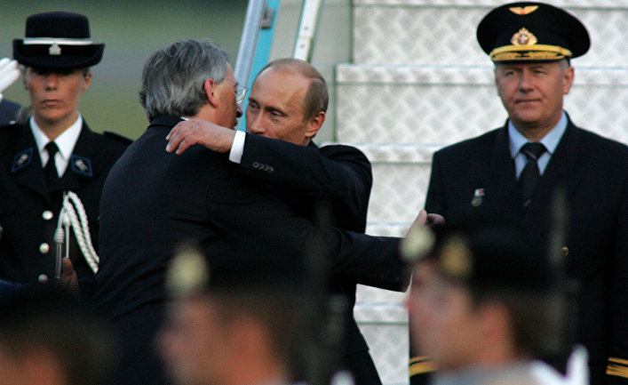 Президент России Владимир Путин приветствует Жан-Клода Юнкера в Люксембурге