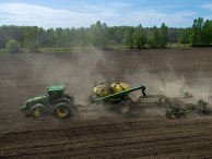 Посевные работы на полях колхоза имени ХХ съезда КПСС в Новосибирской области Посевные работы на полях колхоза имени ХХ съезда КПСС в Новосибирской области