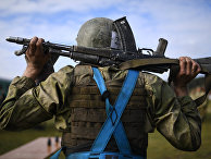 Военный с АК на испытаниях на право ношения крапового берета в Новосибирской области Военный с АК на испытаниях на право ношения крапового берета в Новосибирской области