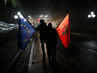 Демонстранты с флагами Албании и ЕС в Тиране, Албания Демонстранты с флагами Албании и ЕС в Тиране, Албания