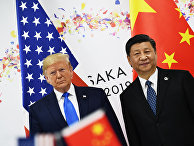 Президент США Дональд Трамп пожимает руку председателю Китая Си Цзиньпину во время саммита лидеров G20 в Осаке Президент США Дональд Трамп пожимает руку председателю Китая Си Цзиньпину во время саммита лидеров G20 в Осаке