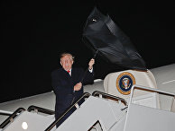 Президент США Дональд Трамп выходит из Air Force One Президент США Дональд Трамп выходит из Air Force One