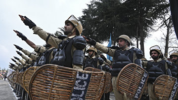Сотрудники ОМОНа на окраине столицы Кашмира