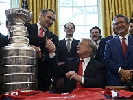 Президент Дональд Трамп пожимает руку Александру Овечкину Президент Дональд Трамп пожимает руку Александру Овечкину