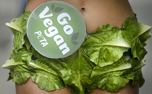 Активистка группы PETA в центре Бухареста, Румыния Активистка группы PETA в центре Бухареста, Румыния