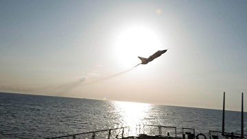 Су-24 пролетает рядом эсминцем USS Donald Cook Су-24 пролетает рядом эсминцем USS Donald Cook