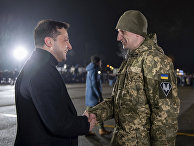 Президент Украины Владимир Зеленский приветствует украинского военного после обмена пленными в аэропорту Борисполь Президент Украины Владимир Зеленский приветствует украинского военного после обмена пленными в аэропорту Борисполь