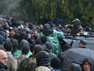 Протестующие штурмуют администрацию президента Абхазии Протестующие штурмуют администрацию президента Абхазии