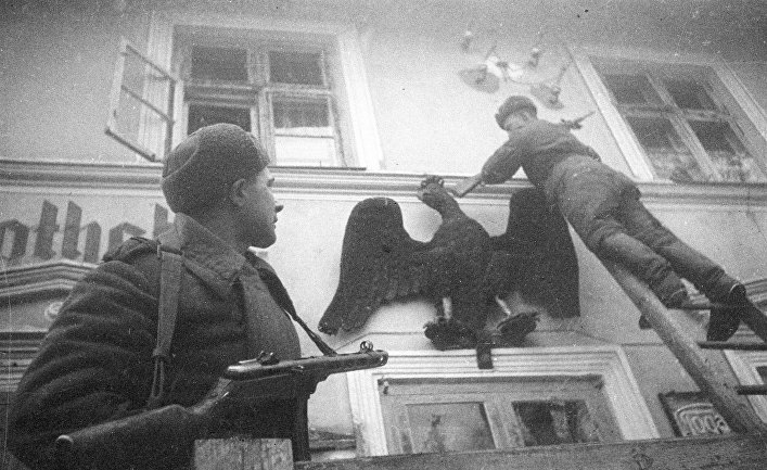 Советские солдаты снимают со стен имперского орла Советские солдаты снимают со стен имперского орла