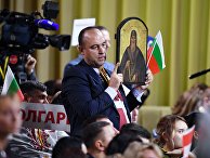 Болгарский журналист с иконой на большой ежегодной пресс-конференции Путина Болгарский журналист с иконой на большой ежегодной пресс-конференции Путина