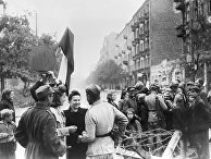 Мирные жители Варшавы и бойцы Красной Армии. Освобождение Польши. 1945 г. Мирные жители Варшавы и бойцы Красной Армии. Освобождение Польши. 1945 г.