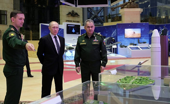Верховный главнокомандующий, президент РФ Владимир Путин и министр обороны РФ, генерал армии Сергей Шойгу (справа) во время осмотра выставки современных вооружений и техники