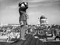 Наблюдатель на крыше в Лондоне, 1940 год. Битва за Британию Наблюдатель на крыше в Лондоне, 1940 год. Битва за Британию