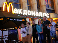 У входа в кафе "Макдоналдс" У входа в кафе "Макдоналдс"
