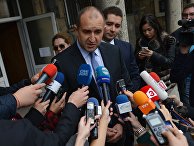 Кандидат в президенты Болгарии Румен Радев на избирательном участке в Софии Кандидат в президенты Болгарии Румен Радев на избирательном участке в Софии