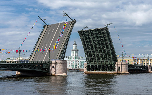 Разведённый Дворцовый мост в Санкт-Петербурге Разведённый Дворцовый мост в Санкт-Петербурге