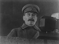 Великая Отечественная война 1941-1945 гг. Председатель Совета народных комиссаров СССР, Председатель Государственного комитета обороны СССР Иосиф Виссарионович Сталин выступает с речью на военном параде на Красной площади 7 ноября 1941 года. Великая Отечественная война 1941-1945 гг. Председатель Совета народных комиссаров СССР, Председатель Государственного комитета обороны СССР Иосиф Виссарионович Сталин выступает с речью на военном параде на Красной площади 7 ноября 1941 года.