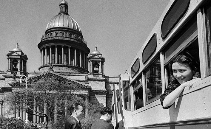 Туристы на экскурсии в Ленинграде (Санкт-Петербург), 1952 год. Слева - Исаакиевский собор Туристы на экскурсии в Ленинграде (Санкт-Петербург), 1952 год. Слева - Исаакиевский собор