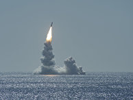 Ракета Trident II, запущенная с подводной лодки USS Maine у побережья Сан-Диего, штат Калифорния Ракета Trident II, запущенная с подводной лодки USS Maine у побережья Сан-Диего, штат Калифорния