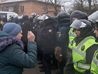 Местные жители протестуют у местной больницы в поселке Новые Санжары Местные жители протестуют у местной больницы в поселке Новые Санжары