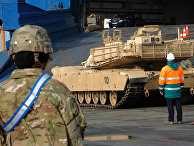 Американская военная техника в немецком порту Бремерхафен в предверии военных учений Defender Europe 20 Американская военная техника в немецком порту Бремерхафен в предверии военных учений Defender Europe 20