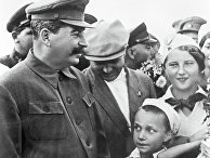 Иосиф Сталин и Вячеслав Молотов на встрече с пионерами Иосиф Сталин и Вячеслав Молотов на встрече с пионерами