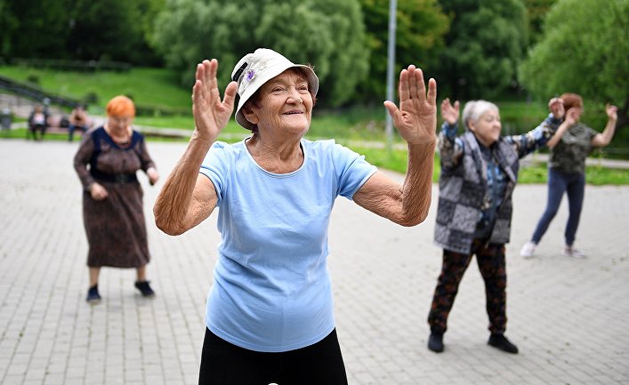 Пожилые женщины на занятиях в рамках программы "Московское долголетие" в Покровском парке в Москве