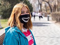 Девушка в маске на улице Алма-Аты. Девушка в маске на улице Алма-Аты.