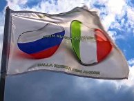 Колонна техники с российскими военными медиками во время марша в Бергамо Колонна техники с российскими военными медиками во время марша в Бергамо