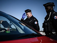 Полиция проверяет автомобили в Париж Полиция проверяет автомобили в Париж