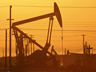 Добыча нефти сланцевым методов вблизи Лост-Хиллз, Калифорния, США Добыча нефти сланцевым методов вблизи Лост-Хиллз, Калифорния, США