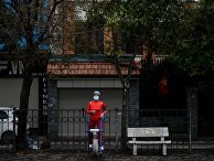 Человек занимается фитнесом, не снимая маски. Ханой, Вьетнам Человек занимается фитнесом, не снимая маски. Ханой, Вьетнам