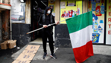 Мужчина в маске и с флагом Италии, Катания, Италия