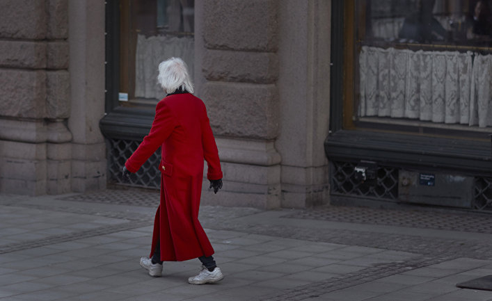 Пожилая женщина на улице Стокгольма, Швеция