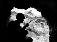 Американский солдат в пещере во время боев на Окинаве, 1945 год Американский солдат в пещере во время боев на Окинаве, 1945 год