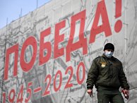 Сотрудник охраны в защитной маске на одной из улиц Москвы Сотрудник охраны в защитной маске на одной из улиц Москвы