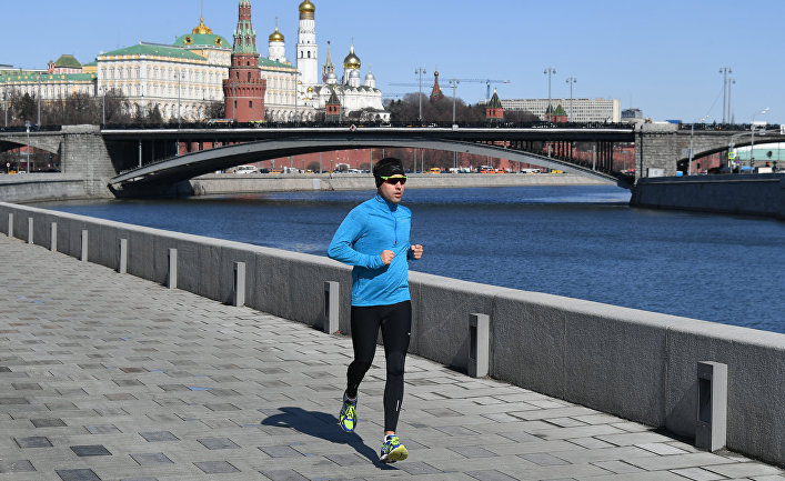 Мужчина бежит по Пречистенской набережной в Москве