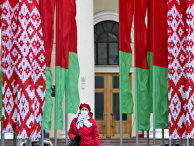 Женщина в маске в центре Минска Женщина в маске в центре Минска