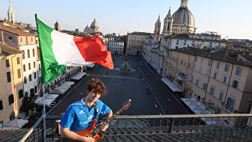 4 апреля 2020. Итальянец Якопо Мастранджело с гитарой на балконе, Рим, Италия