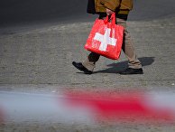 Прохожий с пакетом в Лозанне, Швейцария Прохожий с пакетом в Лозанне, Швейцария