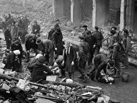 Апрель 1945. Американцы в Оснабрюке освобождают русских, угнанных на принудительные работы в Германию Апрель 1945. Американцы в Оснабрюке освобождают русских, угнанных на принудительные работы в Германию