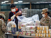 Продукты питания в помощь нуждающимся в Лиме, Перу Продукты питания в помощь нуждающимся в Лиме, Перу