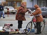 Женщина продает яблоки в городе Марьина Горка, Беларусь Женщина продает яблоки в городе Марьина Горка, Беларусь