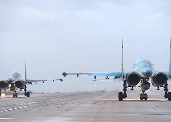Вылет первой группы самолетов ВКС с авиабазы Хмеймим в пункты постоянного базирования на территории России Вылет первой группы самолетов ВКС с авиабазы Хмеймим в пункты постоянного базирования на территории России