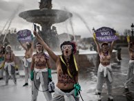 8 марта 2020. Femen во время акции протеста в Париже 8 марта 2020. Femen во время акции протеста в Париже